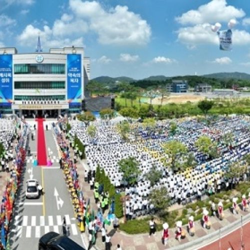 80,000 members of the Shincheonji Church of Jesus gathered for Sunday service astonishes Cheongju, South Korea